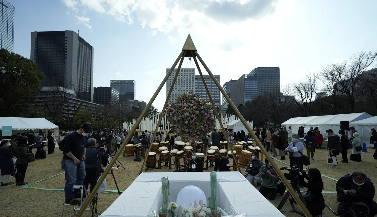 Sebuah altar darurat terlihat untuk berkabung bagi korban gempa bumi dan tsunami 11 Maret 2011 selama acara peringatan khusus di Tokyo, Jumat (11/3/2022). Jepang menandai peringatan 11 tahun gempa bumi, tsunami dan bencana nuklir yang melanda pantai timur laut Jepang. (AP Photo/Eugene Hoshiko)
