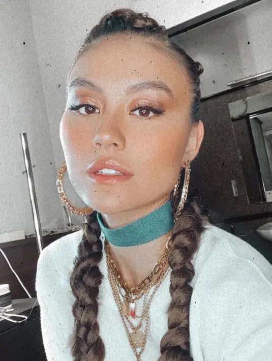 Jika kamu punya rambut panjang, sesekali mengadopsi gaya rambut kepang ini bisa jadi opsi menarik. (Foto: Agnez Mo)