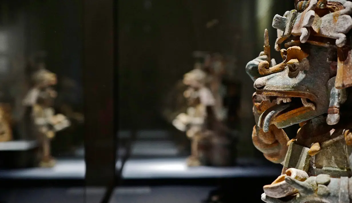 Patung dupa yang terbuat dari tanah liat di museum Martin Gropius Bau Berlin, Berlin, Jerman, (11/4/2016). Koleksi kali ini bertema "Maya - The Language of Beauty". (John MacDougall / AFP)