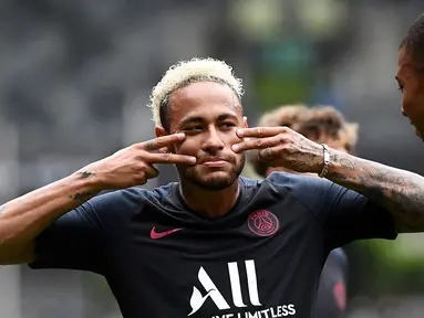 Pemain Paris Saint-Germain Neymar (kiri) bercanda dengan Kylian Mbappe saat sesi latihan jelang menghadapi Rennes dalam Trophee des Champions di Stadion Universiade Shenzhen, China, Jumat (2/8/2019). PSG akan menghadapi Rennes pada Sabtu, 3 Agustus 2019. (FRANCK FIFE/AFP)
