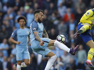 Bek Manchester City, Nicolas Otamendi, berebut bola dengan gelandang Everton, Gerard Deulofeu, pada laga Premier League di Stadion Ettihad, Manchester, Sabtu (15/10/2016). Kedua tim bermain imbang 1-1. (Reuters/Phil Noble)