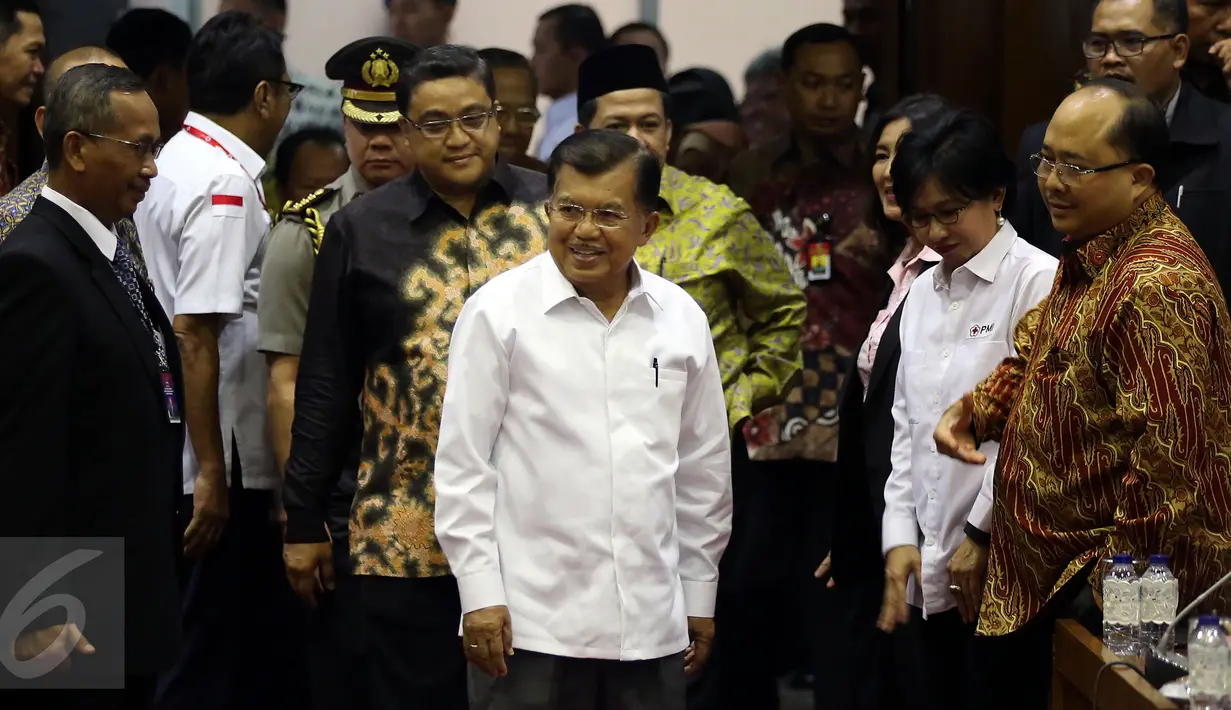 Ketum PMI, Jusuf Kalla menghadiri Rapat Dengar Pendapat Umum (RDPU) dengan Komisi IX DPR RI di Jakarta, Rabu (8/2). Rapat tersebut DPR Khusunya Komisi IX meminta pendapat Ketua Umum PMI mengenai RUU Kepalangmerahan. (Liputan6.com/Johan Tallo)