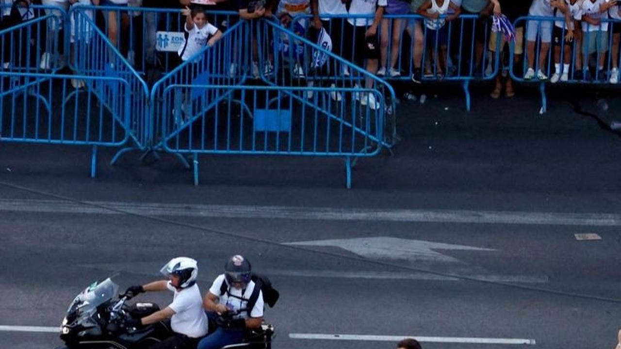 Suasana di Plaza de Cibeles begitu meriah dan penuh kegembiraan. Para suppoter juga mempunyai peran penting menjadi bagian dari perjalanan Real Madrid menuju gelar juara. Foto: Reuters<br>