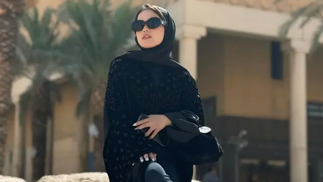 Potret cantik Putri Isnari berhijab dan bercadar. (credit: instagram.com/putriisnari3)
