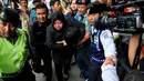 Walikota Surabaya Tri Rismaharini saat memapah salah satu keluarga penumpang AirAsia QZ8501 ke ruang kesehatan, Jatim, Selasa (30/12/2014). (Liputan6.com/Johan Tallo)