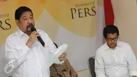 Ketua SETARA Institute, Hendardi (kiri) membacakan petisi bersama tokoh dan masyarakat sipil untuk perdamaian di Jakarta, Selasa (1/11). Seruan berisi ajakan menjaga Pemilihan Kepala Daerah (Pilkada) berlangsung damai. (Liputan6.com/Helmi Fithriansyah)