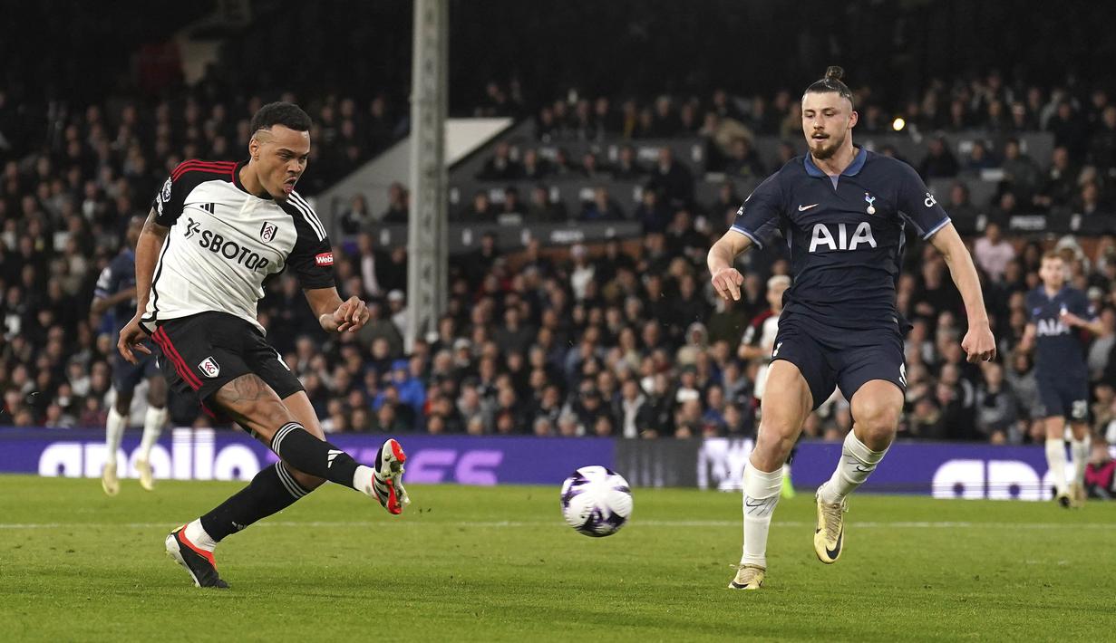 Pemain Fulham, Rodrigo Muniz, mencetak gol ke gawang Tottenham Hotspur pada laga Liga Inggris di Stadion Craven Cottage, Minggu (17/3/2024). (Adam Davy/PA via AP)