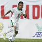 Gelandang Timnas Indonesia, Evan Dimas, menggiring bola saat melawan Timor Leste pada laga SEA Games di Stadion MPS, Selangor, Minggu (20/8/2017). Indonesia menang 1-0 atas Timor Leste. (Bola.com/Vitalis Yogi Trisna)