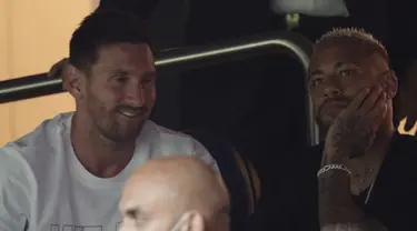 Lionel Messi (kiri) dan Neymar menjadi penonton laga pekan kedua Liga Prancis antara PSG vs Strasbourg di Stadion Parc des Princes, Minggu (15/8/2021) dini hari WIB. Messi tampak berada di tribun penonton dan menyaksikan pertandingan bersama Neymar dan Di Maria. (GEOFFROY VAN DER HASSELT/AFP)