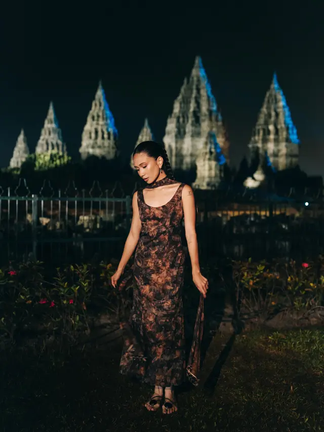 Penampilan Debut Niki Zefanya di Prambanan Jazz Festival 2026, Magis dengan Gaun Abstract Print