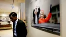 Petugas berjaga di depan foto mantan Ibu Negara AS, Nancy Reagan dan Ronald Reagan di Perpustakaan Kepresidenan Ronald Reagan, Simi Valley, California (9/3). Nancy dianggap sebagai salah satu sosok ibu negara paling berpengaruh. (REUTERS/ Wally Skalij)