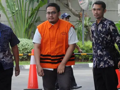 Pengacara Arif Fitrawan (rompi oranye) saat akan menjalani pemeriksaan di gedung KPK, Jakarta, Rabu (12/12). Arif Fitrawan diperiksa sebagai tersangka dugaan suap penanganan perkara di Pengadilan Negeri Jakarta Selatan. (Merdeka.com/Dwi Narwoko)