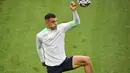 Gelandang Swiss, Granit Xhaka mengontrol bola saat mengikuti sesi latihan tim di Stadion RheinEnergie, Cologne, Jerman (12/10/2020). Swiss akan bertanding melawan Jerman dalam lanjutan UEFA Nations League Divisi A Grup 4 (A4). (AP Photo/Martin Meissner)