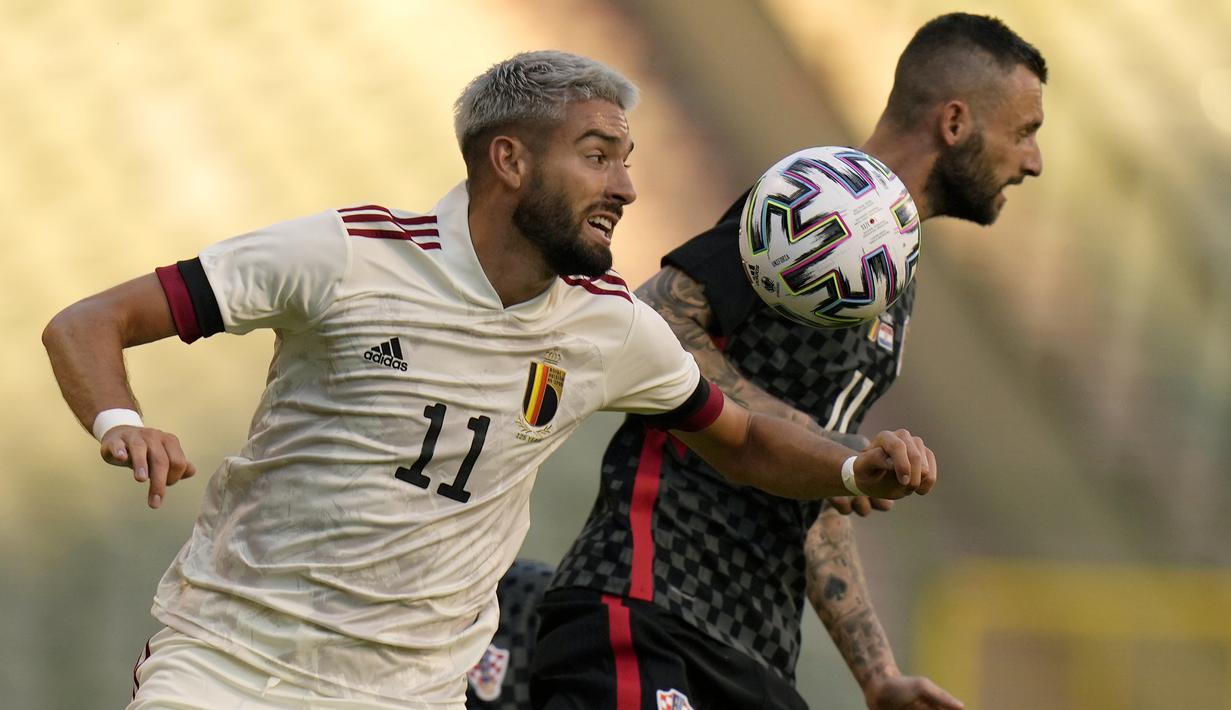 Gelandang Belgia, Yannick Carrasco (kiri) berduel udara dengan gelandang Kroasia, Marcelo Brozovic dalam laga uji coba menjelang berlangsungnya Euro 2020 di King Baudouin Stadium, Brussels, Minggu (6/6/2021). Belgia menang 1-0 atas Kroasia. (AP/Francisco Seco)