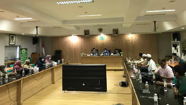 Ibu-Ibu mengadu ke MUI