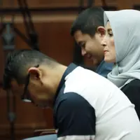 Artis senior Inneke Koesherawati diamankan Komisi Pemberantasan Korupsi (KPK) dalam Operasi Tangkap Tangan (OTT). Tidak sendiri, artis era 1990-an itu ditangkap bersama suaminya, Fahmi Darmawansyah. (Deki Prayoga/Bintang.com)