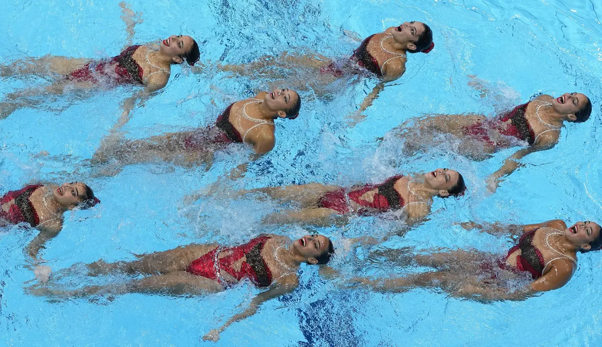 Tim renang artistik Mesir bertanding pada Olimpiade Tokyo 2020 di Tokyo, Jepang, Jumat (6/8/2021). (AP Photo/Morry Gash)