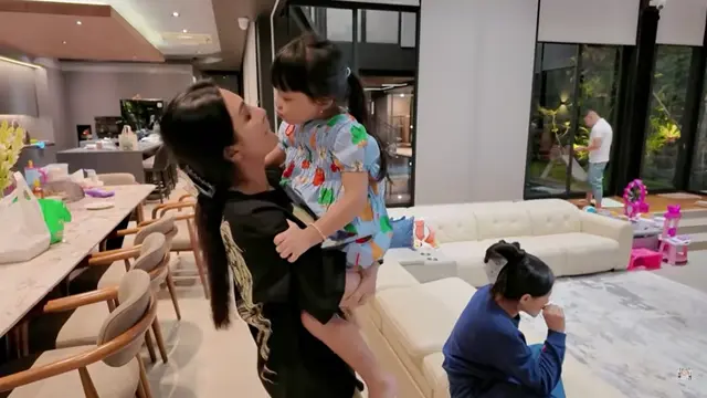 Potret Ruang Keluarga Rumah Aurel Hermansyah (Foto: YouTube The Hermansyah A6)