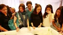 Isak tangis anak, istri dan kerabat disebelah peti mati Ireng Maulana. (Deki Prayoga/Bintang.com)