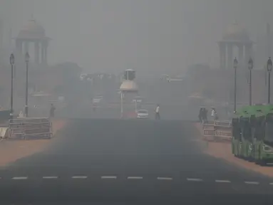 Rashtrapati Bhavan, kediaman resmi presiden India, dan bangunan pemerintah lainnya diselimuti kabut asap pekat di New Delhi, Selasa (12/11/2019). Kabut asap kembali menyelimuti ibu kota India setelah akhir pekan dengan udara cerah dan cuaca yang lebih baik. (Photo by Money SHARMA / AFP)