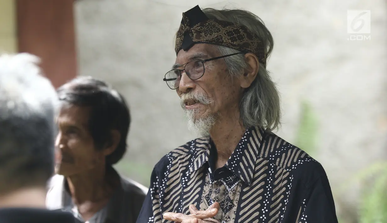 Bassis Koes Plus, Yok Koeswoyo tiba di rumah duka di kawasan Pamulang, Tangerang Selatan, Jumat (5/1). Keluarga Koeswoyo membentuk grup band yang berisikan kakak beradik dan terbentuk pada 1958. (Liputan6.com/Herman Zakharia)