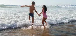 Untuk membuat liburan sekolah di pantai semakin memorable, penting untuk mempersiapkan segalanya dengan lebih matang agar pengalaman si kecil tetap aman dan menyenangkan. [Dok/freepik.com]