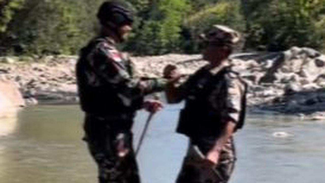 Pasukan TNI tampak bertemu dengan para polisi Timor Leste di tengah hutan perbatasan. <br>