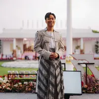 Vidi Aldiano juga tampak turut hadir di Istana Negara, mengikuti prosesi Upacara HUT ke-77 RI. Vidi tampil mengenakan busana edgy yang memadukan atasan putih dan blazer cokelat berantai dengan kain batik sebagai bawahan rancangan RM Radinindra Nayaka Anilasuta.