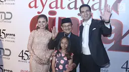 Presiden ketiga, B.J. Habibie didampingi Rossa (kiri) dan produser Manoj Punjabi saat menghadiri gala premiere film Ayat Ayat Cinta 2 di Jakarta, Kamis (07/12). (Liputan6.com/Herman Zakharia)