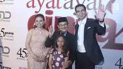 Presiden ketiga, B.J. Habibie didampingi Rossa (kiri) dan produser Manoj Punjabi saat menghadiri gala premiere film Ayat Ayat Cinta 2 di Jakarta, Kamis (07/12). (Liputan6.com/Herman Zakharia)