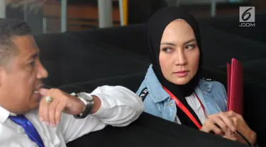 Model Fenny Steffy Burase (kanan) bersiap menjalani pemeriksaan di Gedung KPK, Jakarta, Rabu (1/8). Steffy diperiksa sebagai saksi untuk tersangka Gubenur Aceh Irwandi Yusuf. (Merdeka.com/Dwi Narwoko)