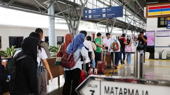 Tiket Kereta Nataru Murah: 66 Pilihan Ekonomi Diskon 30%, Amankan 1,5 Juta Kursi Liburan!