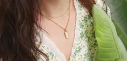 Kalung emas inisial seberat 3 gram ini adalah hadiah ulang tahun yang paling manis.