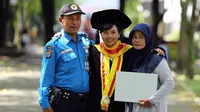 Perjuangan Satpam UGM Antar Anak Raih Gelar Doktor di UGM