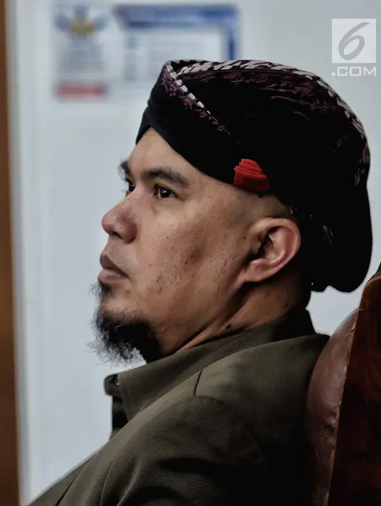 Musisi Ahmad Dhani hadir dalam lanjutan kasus ujaran kebencian di PN Jakarta Selatan, Senin (17/9). Agenda sidang adalah pemeriksaan saksi meringankan. (Liputan6.com/Faizal Fanani)