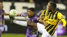 Penyerang Tottenham Hotspur, Dane Scarlett (kiri) berebut bola dengan gelandang Vitesse Arnhem, Riechedly Bazoer pada matchday ketiga Grup G Europa Conference League 2021/2022 di Stadion Gelredome, Kamis (21/10/2021). Tottenham menelan kekalahan 0-1 di markas Vitesse Arnhem. (AP Photo/Peter Dejong)