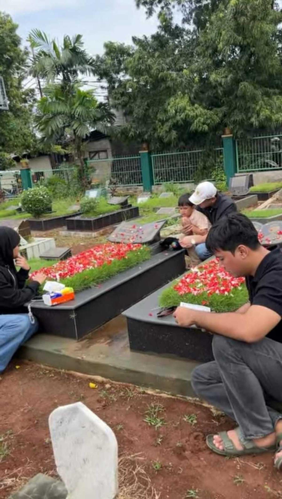 Hari Ultah Vanessa Angel, Ini 8 Potret Momen Fuji dan Fadly Faisal Ajak Gala Nyekar ke Makam Orangtuanya