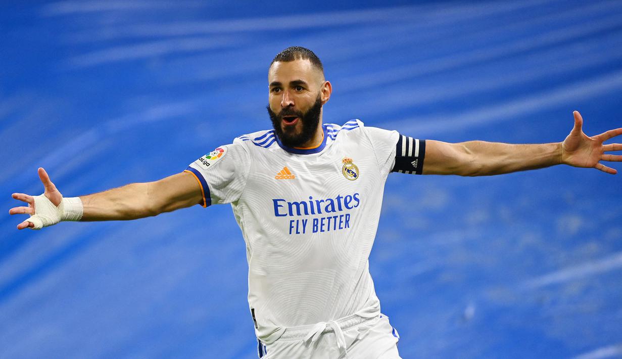 Karim Benzema sukses mengoleksi delapan gol dan tujuh assist dari tujuh penampiannya di Liga Spanyol 2021/2022 bersama Real Madrid. Sempat seret gol di awal, Benzema akhirnya sukses menjadi top skor sementara, bahkan samai jumlah gol yang diciptakan Barcelona hingga pekan ini. (AFP/Gabriel Bouys)