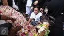 Suasana haru saat pemakaman ayah Ariel NOAH, Nazmul Irphan bin Muhammad Saleh, Bandung, Selasa (29/3/2016). Almarhum meninggal dalam usia 65 tahun lantaran komplikasi penyakit yang diderita sejak lama. (Liputan6.com/Herman Zakharia)