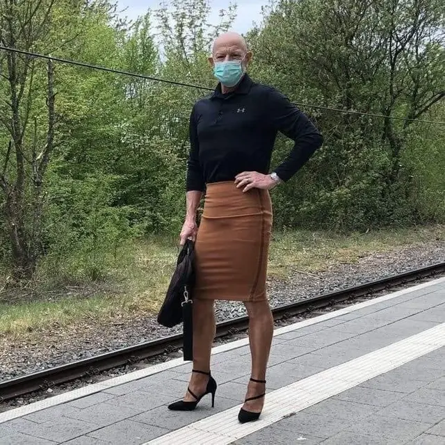 pria kenakan rok dan heels