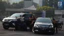 Aksi petugas keamanan saat menghadapi gangguan dalam apel pengamanan Asian Games 2018 di Lapangan Ditlantas Polda Metro Jaya, Jakarta, Selasa (31/7). (Merdeka.com/Imam Buhori)