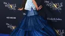 Aktris Storm Reid berpose untuk fotografer setibanya pada premier film "A Wrinkle In Time" di Los Angeles, Senin (26/2). Reid yang berperan sebagai Meg Murry itu memamerkan kepangnya yang panjang sampai ke pinggang. (Jordan Strauss/Invision/AP)