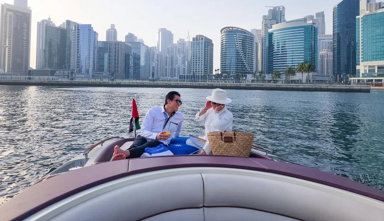 Syahrini dan Reino Barack nampak serasi dengan pakaian berwarna serba putih. [instagram/princessyahrini]