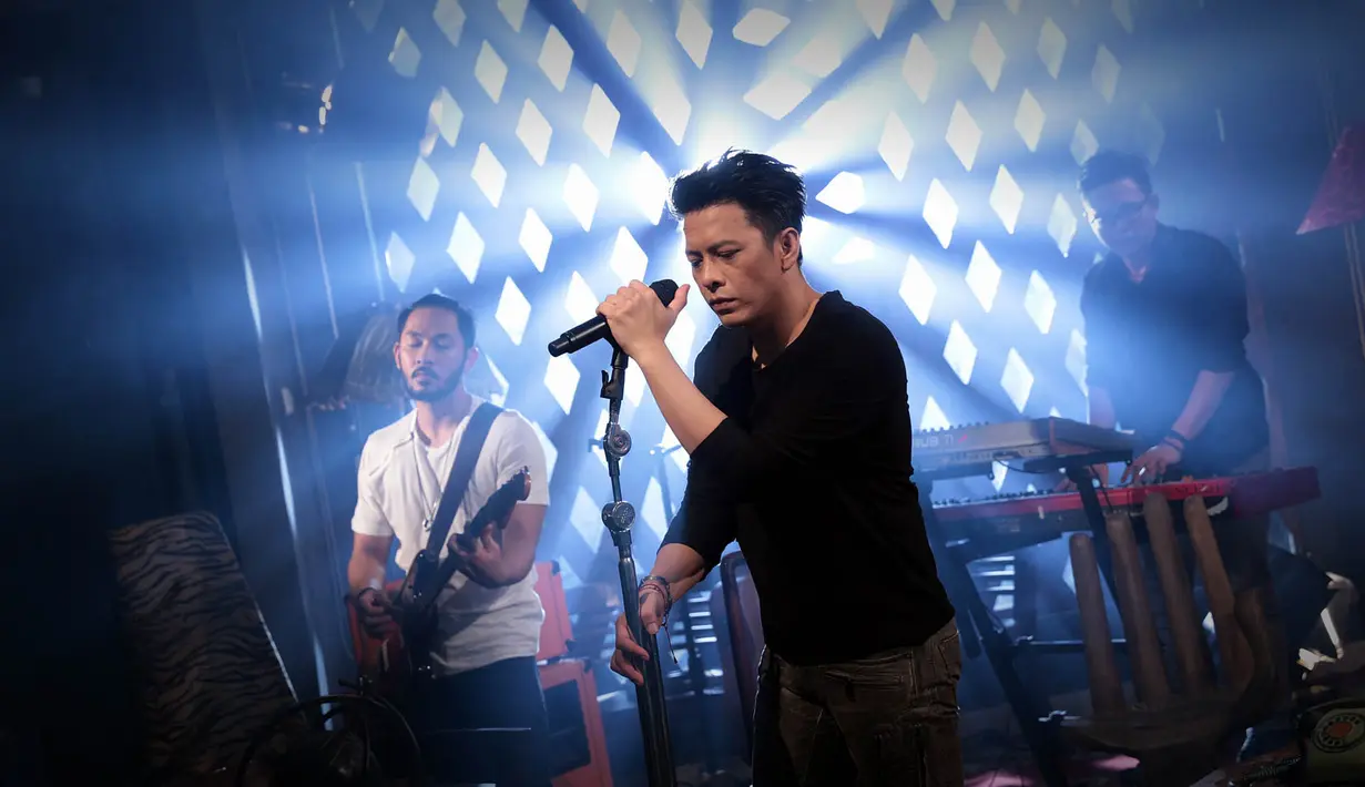 Kekasih Sophia Latjuba itu mengaku bahwa dulu, saat namanya masih Paterpan, sering menjadi langganan untuk menjadi langganan video klip. "Dulu sering sih dijadiin korban video klip, disuruh akting," kata Ariel NOAH. (Deki Prayoga/Bintang.com)