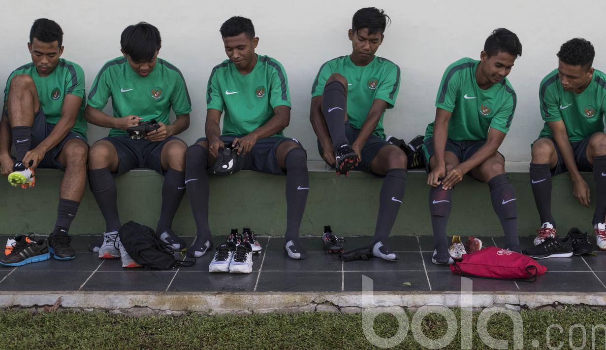 Para pemain Timnas Indonesia U-19 bersiap-siap memakai sepatu saat akan memulai latihan. Training Center tahap pertama yang diikuti 35 pemain ini akan berlangsung hingga 6 April mendatang. (Bola.com/Vitalis Yogi Trisna)