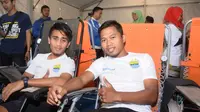 Toni Sucitpto (kanan) dan Taufiq saat menjalani donor darah (Liputan6.com/ Kukuh Saokani)