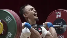 Lifter Indonesia, Suwoto Wijoyo, saat berlaga pada Asian Games di JIExpo, Jakarta, Senin, (20/8/2018). Suwoto Wijoyo berhasil menyumbang medali perunggu angkat besi putra kelas 56kg. (Bola.com/Vitalis Yogi Trisna)