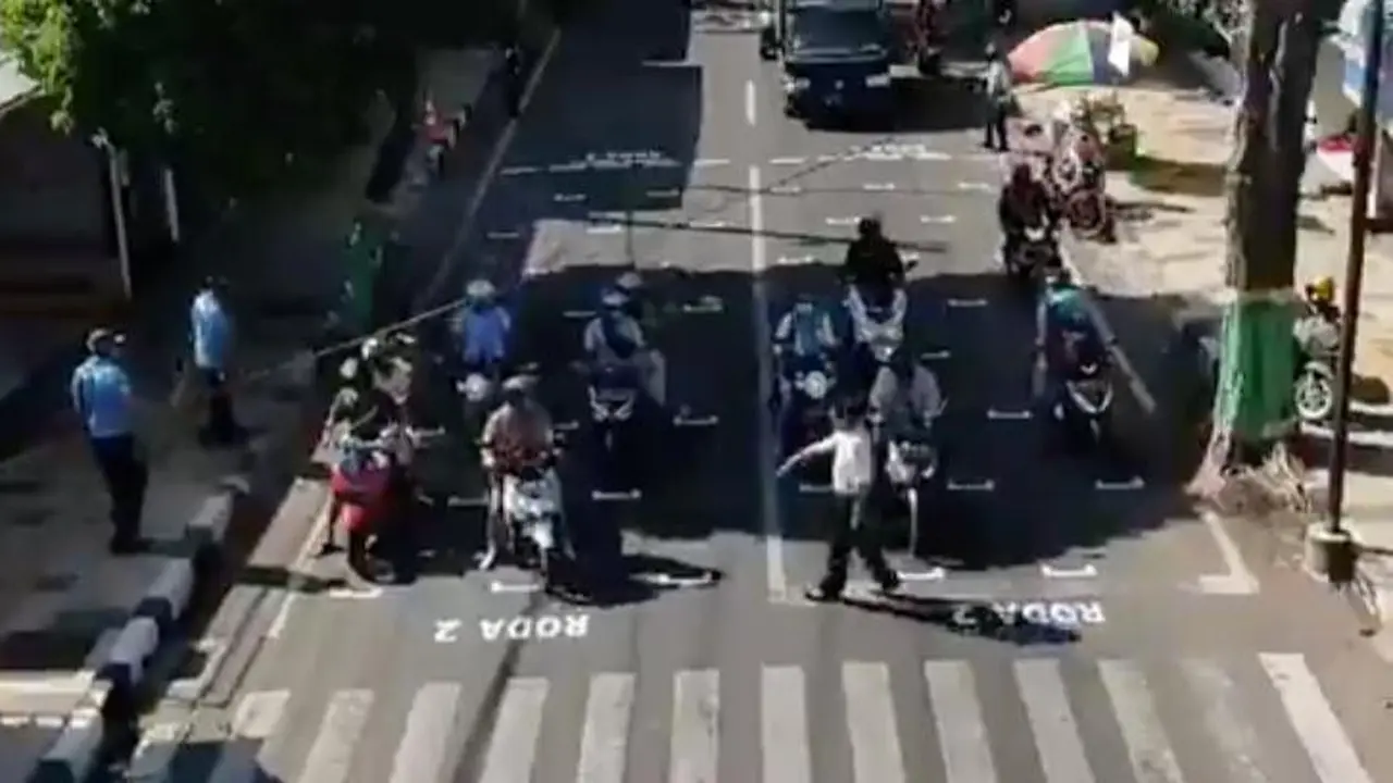 Viral Penggunaan Starting Grid di Lampu Merah Bak Sirkuit Balap