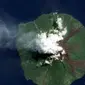 Pulau Manam adalah kerucut gunung berapi yang menjulang keluar dari laut di utara daratan Papua Nugini dan tercatat sejarah pernah meletus. (AFP)