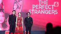 Artis pemeran film series The Perfect Strangers berpose usai konferensi pers Vidio Original Series 2024 bertemakan Rumah Cerita bertabur bintang di Jakarta, Kamis (29/2/2024). (Liputan6.com/Angga Yuniar)